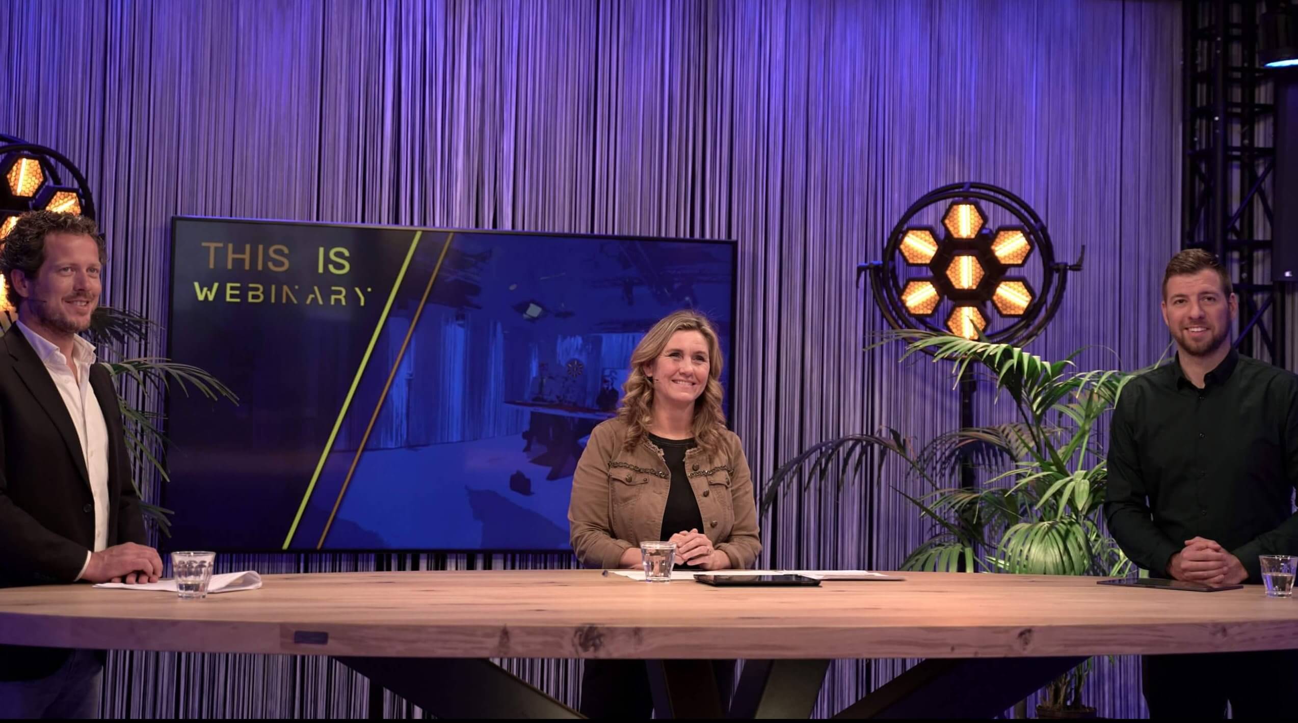 Deze afbeelding laat een webinar zien, waarbij alle projectmanagers met dagvoorzitter Mari Carmen Oudendijk achter de camera's staan, zodat zij weten hoe het voor de tafelgast is en zo de beleving kunnen verbeteren.