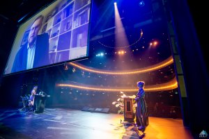 Deze afbeelding laat het aanzicht vanaf het podium naar de zaal zien tijdens het EMDR Congress in de Flint.