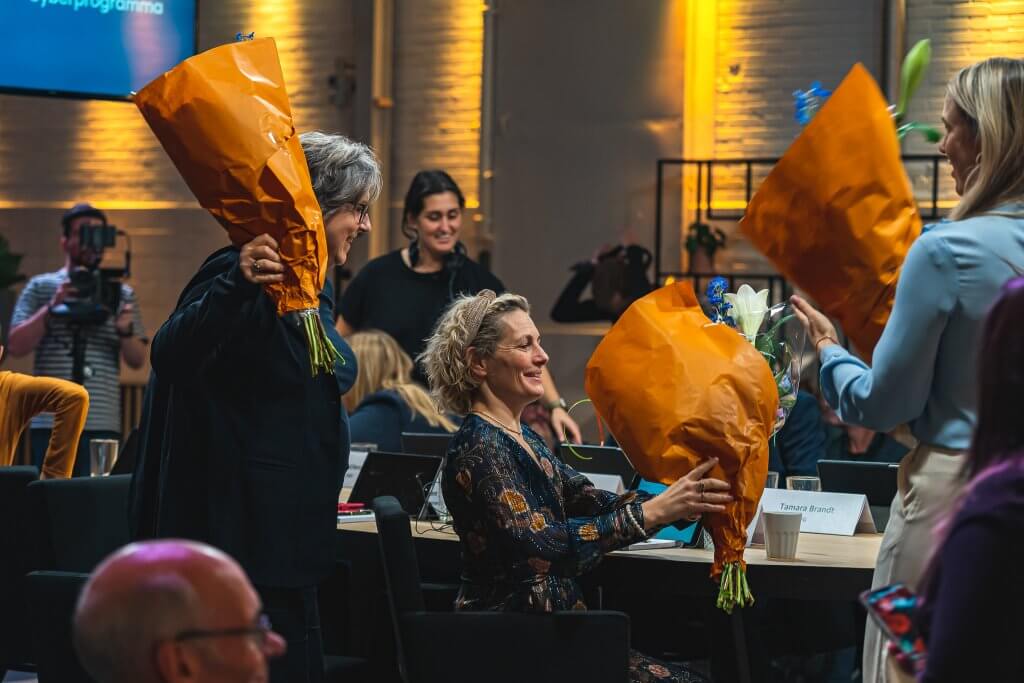 Deze afbeelding geeft de cyberoefening van de Rijksoverheid weer, die in de Prodentfabriek als hybride evenement is georganiseerd.