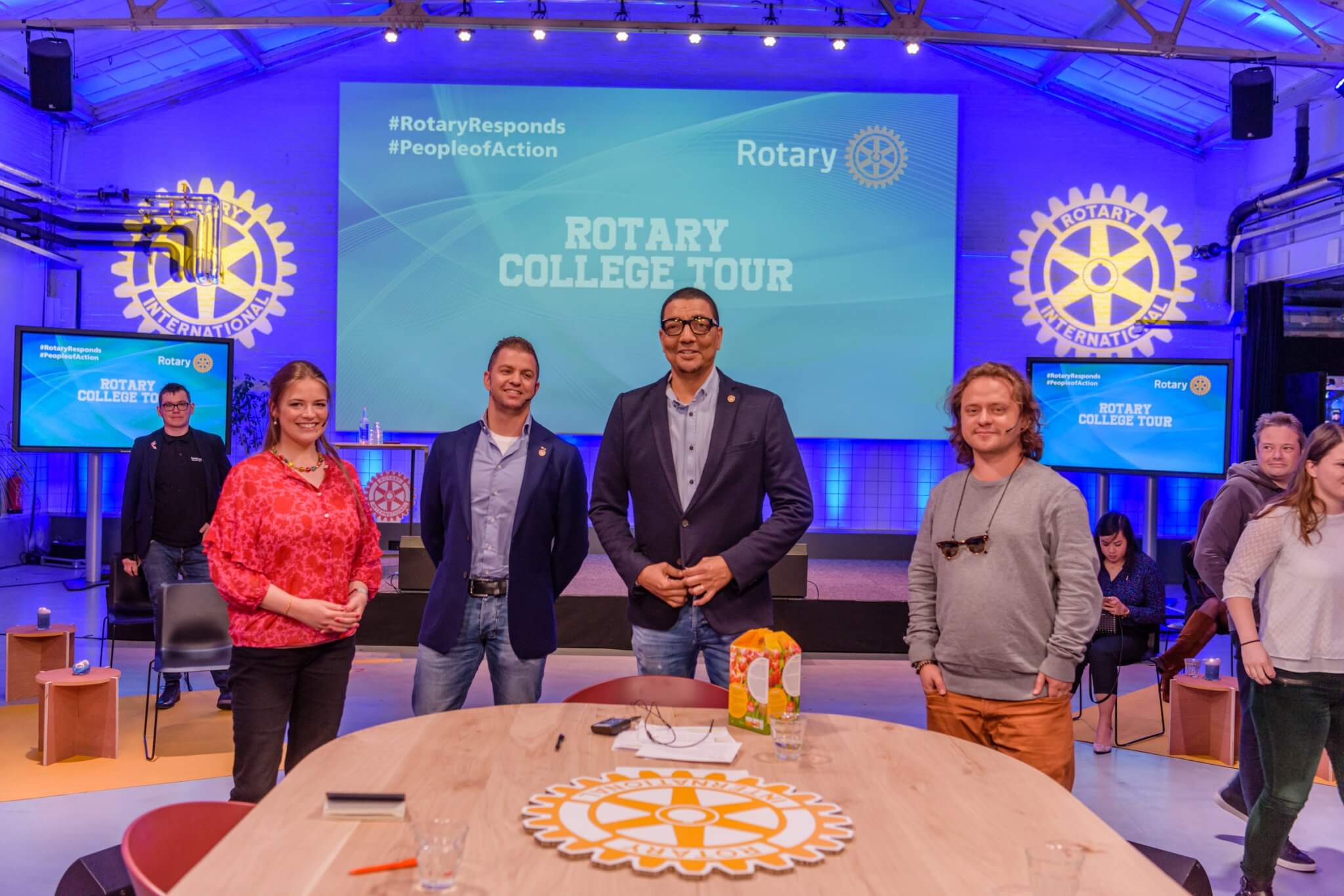 Op deze afbeelding ziet u Jörgen Raymann op het hybride evenement van Rotary College Tour.