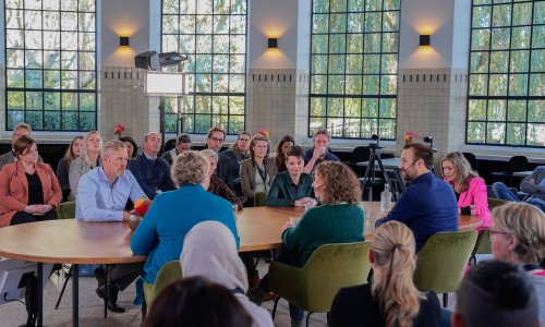 Deze afbeelding laat het On Tour Webinar zien van Jeugdzorg Werkt in de Snijzaal in het Anatomiegebouw in Utrecht.