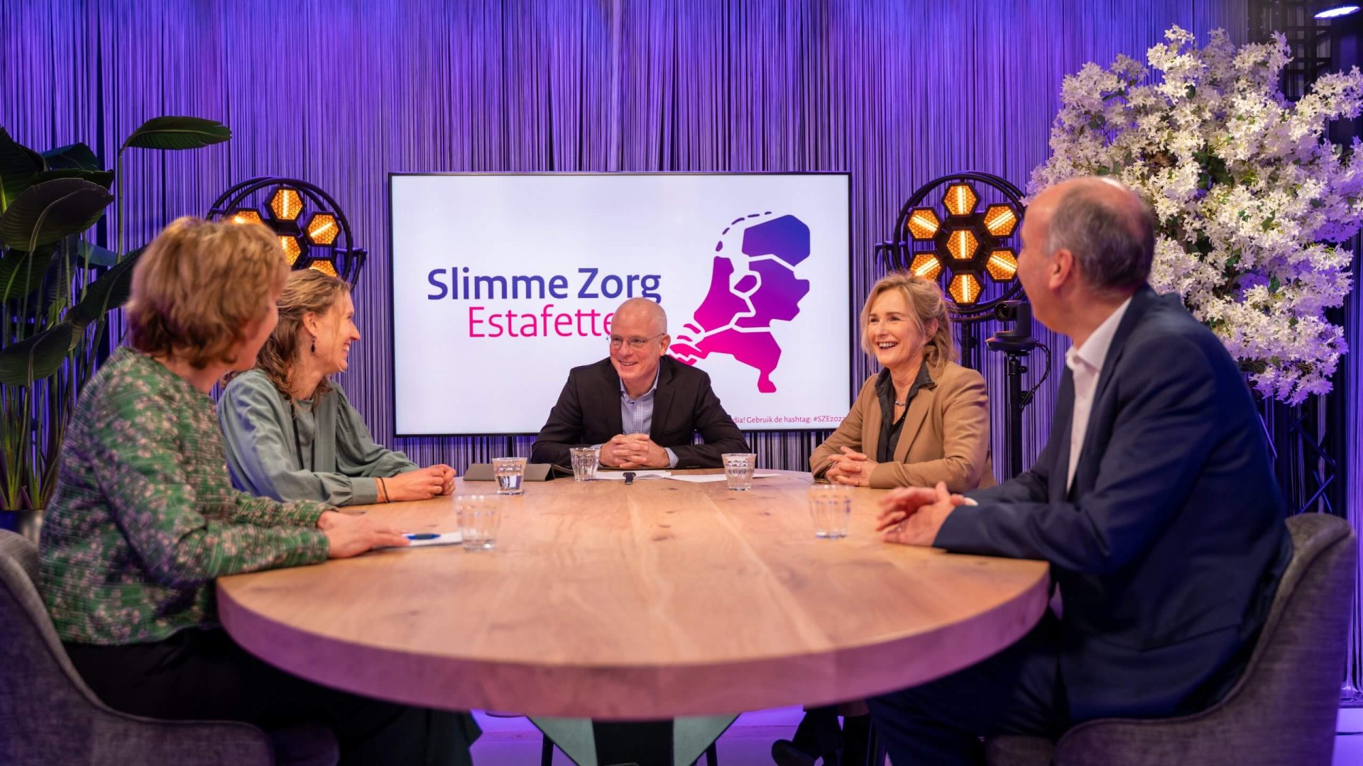 00 Webinar | Slimme Zorg Estafette Tijdens dit innovatieve webinar kwamen er verschillende deskundigen aan het woord. De deskundigen gingen met elkaar in gesprek over hoe je professionals en organisaties structureel betrokken kunt inzetten bij het gebruik van Virtual Reality.